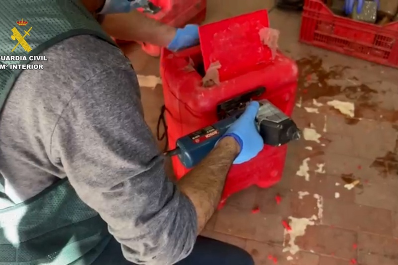 Guardia civil abriendo paquete