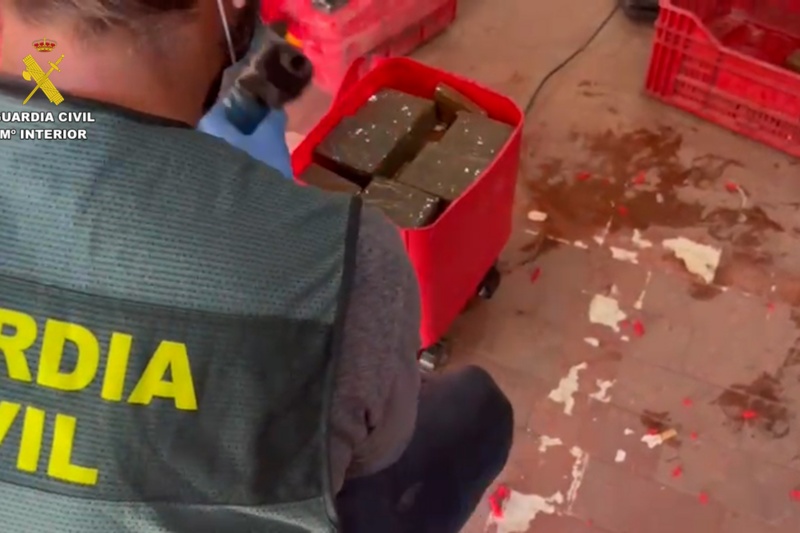 Guardia civil y paquete conteniendo droga