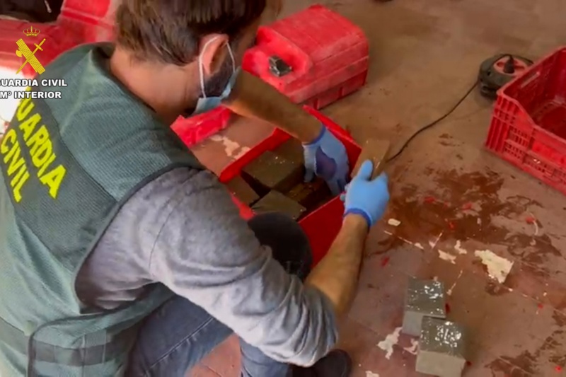 Guardia civil y paquete conteniendo droga