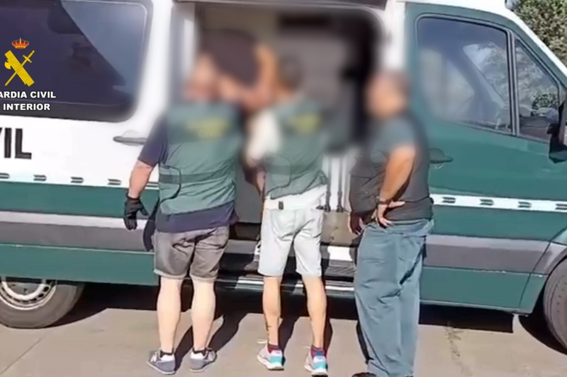 Detenidos por la Guardia Civil en un furgón de la Guardia Civil