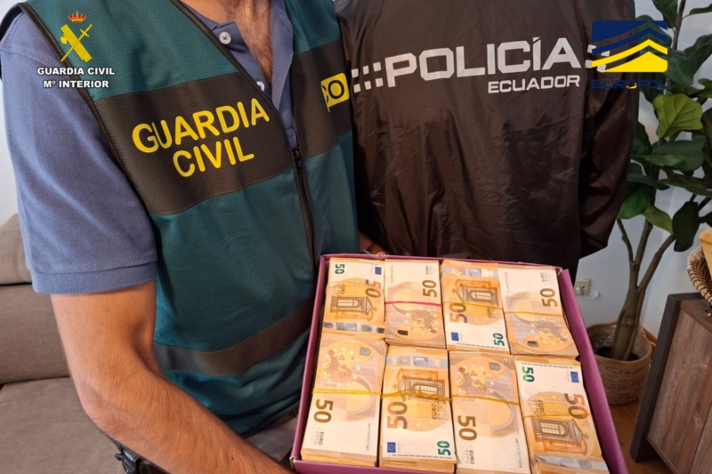 Agentes muestran dinero incautado Agentes muestran dinero incautado