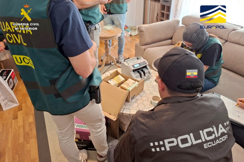 Agentes en el recuento del dinero intervenido Agentes en el recuento del dinero intervenido