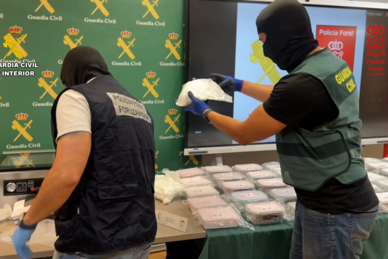Dos guardias civiles exponen la droga incautada en la Op. Malandrina Nautilus de Navarra Dos guardias civiles exponen la droga incautada en la Op. Malandrina Nautilus de Navarra