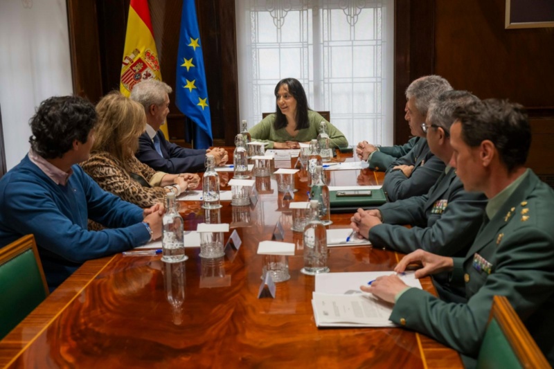 Asistentes a la firma del convenio entre la Guardia Civil y la Fundación Vivofácil se unen para combatir la soledad no deseada, con especial atención al personal retirado