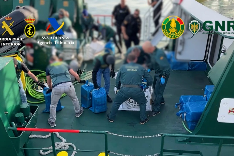 El servicio marítimo de la guardia civil interceptando droga en un barco
