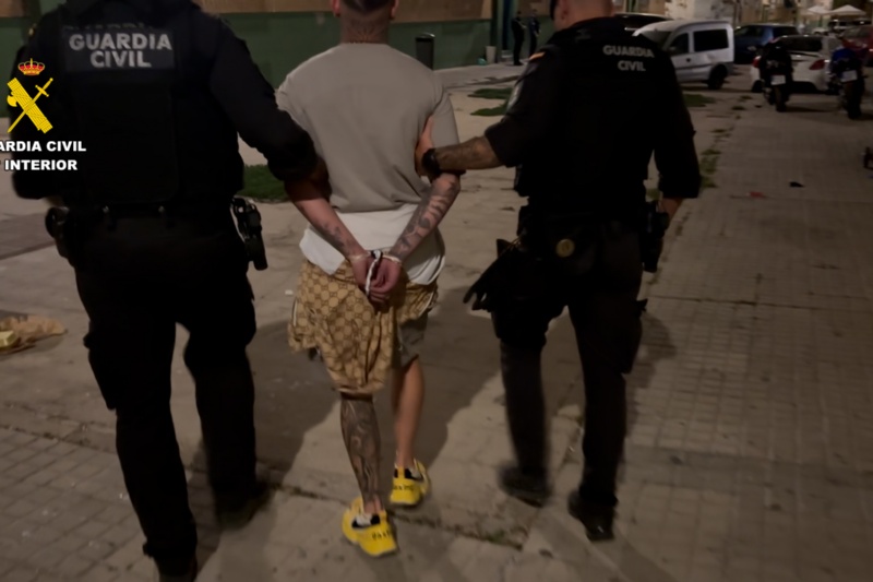 Guardias civiles acompañando a un detenido Guardias civiles acompañando a un detenido