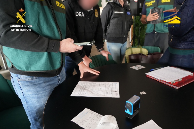 Agentes de Europol, DEA y Guardia Civil durante los registros