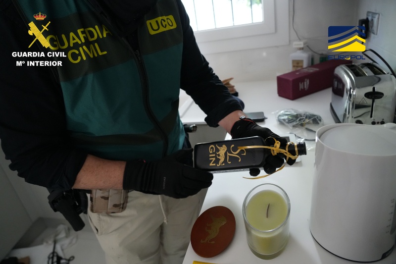 Guardia civil durante los registros