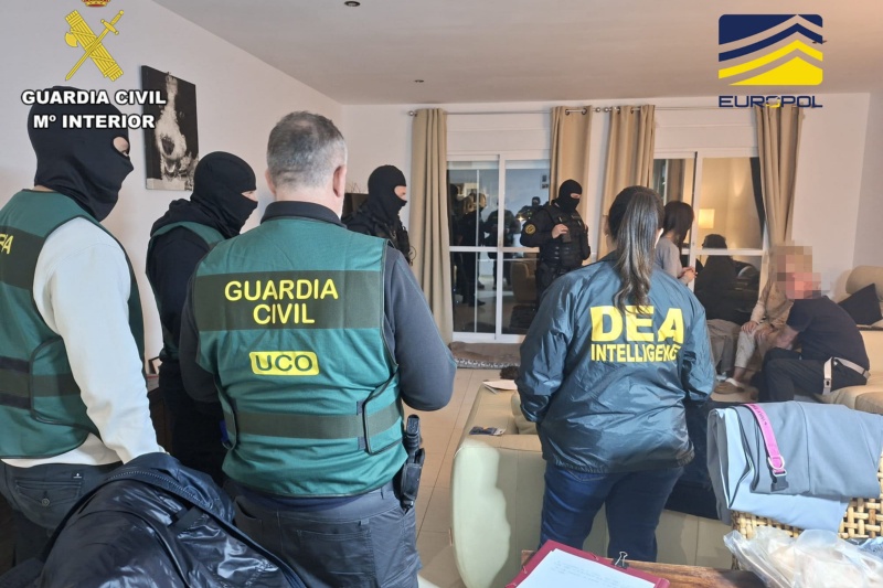 Agentes de la Guardia Civil y DEA con los detenidos