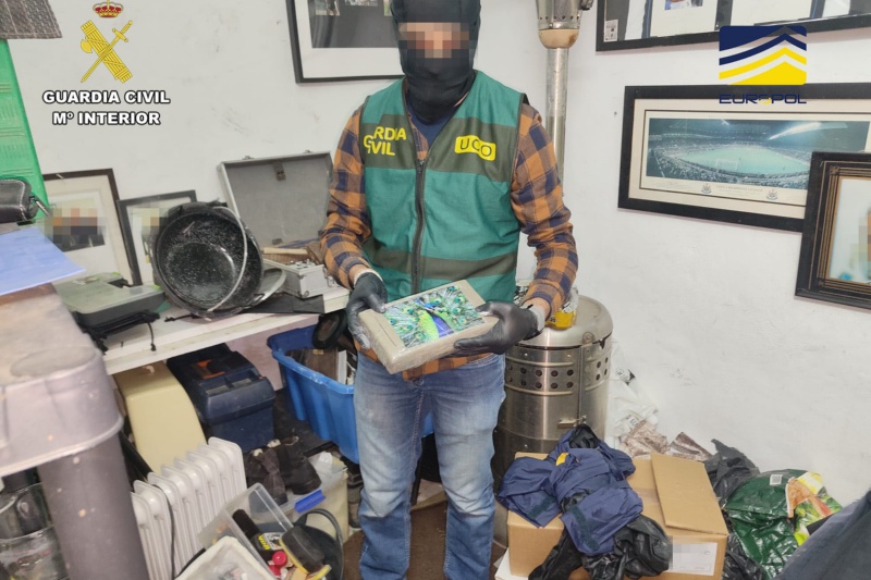 Guardia civil durante los registros