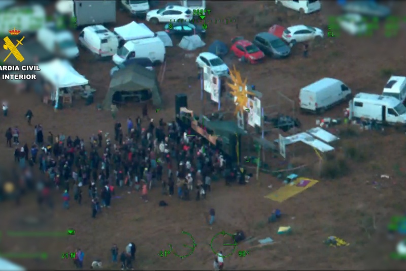 La Guardia Civil detiene a 63 personas relacionadas con una macrofiesta ilegal en Albacete y por participar en unos disturbios contra agentes del Cuerpo La Guardia Civil detiene a 63 personas relacionadas con una macrofiesta ilegal en Albacete y por participar en unos disturbios contra agentes del Cuerpo