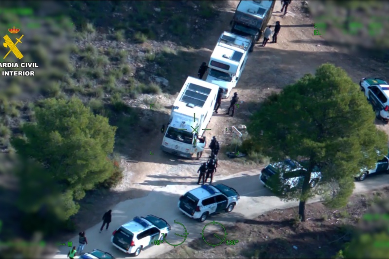 La Guardia Civil detiene a 63 personas relacionadas con una macrofiesta ilegal en Albacete y por participar en unos disturbios contra agentes del Cuerpo La Guardia Civil detiene a 63 personas relacionadas con una macrofiesta ilegal en Albacete y por participar en unos disturbios contra agentes del Cuerpo