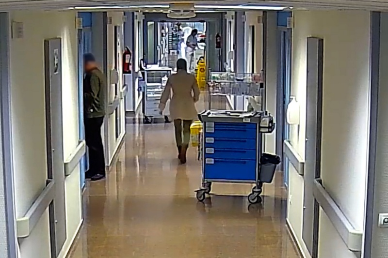 Imagen de una cámara de seguridad de una persona en el pasillo de un hospital