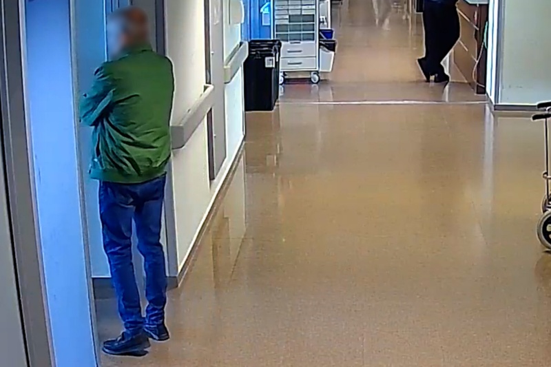 Imagen de una cámara de seguridad de una persona en el pasillo de un hospital