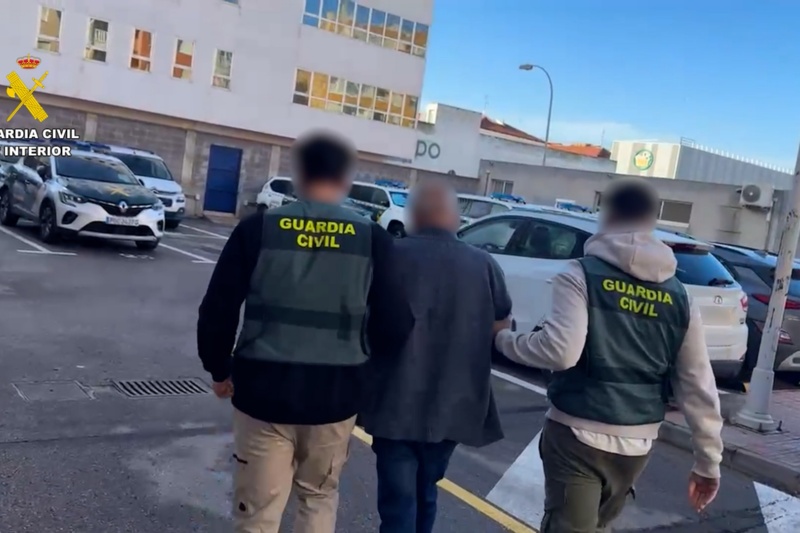 Dos agentes de la guardia civil junto al detenido