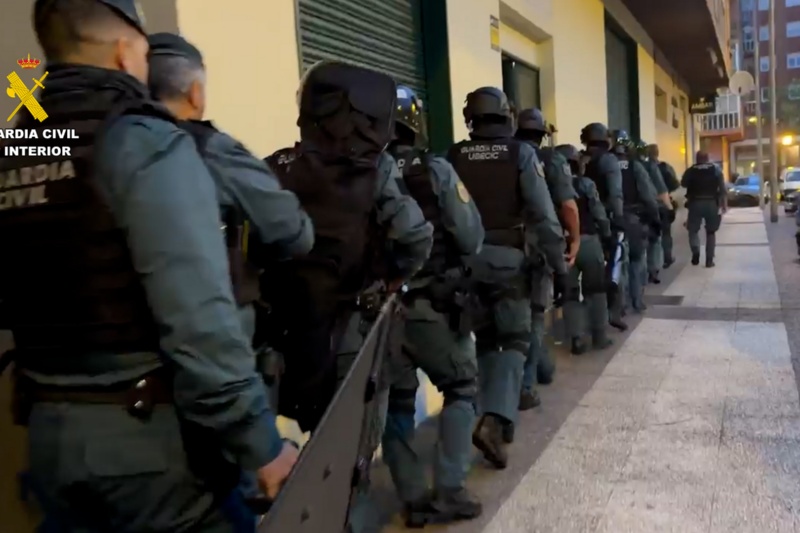 Agentes de la guardia civil de la USECIC en una operación Agentes de la guardia civil de la USECIC en una operación