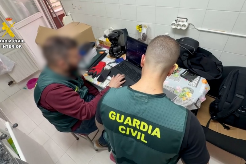 Agentes de la guardia civil mirando un ordenador Agentes de la guardia civil mirando un ordenador