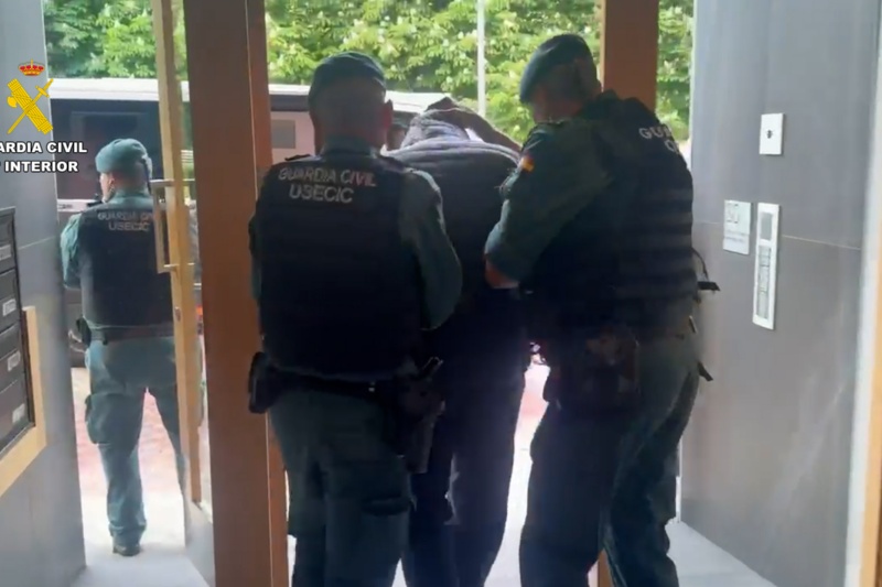 Dos agentes de la guardia civil llevando a un detenido Dos agentes de la guardia civil llevando a un detenido