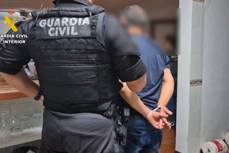 Guardia Civil custodiando a un detenido en la Operación Gecaroni Trata Guardia Civil custodiando a un detenido en la Operación Gecaroni Trata