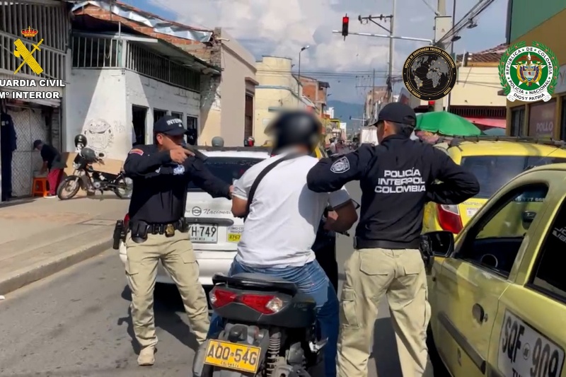 Dos agentes de policia deteniendo a un furtivo en Colombia