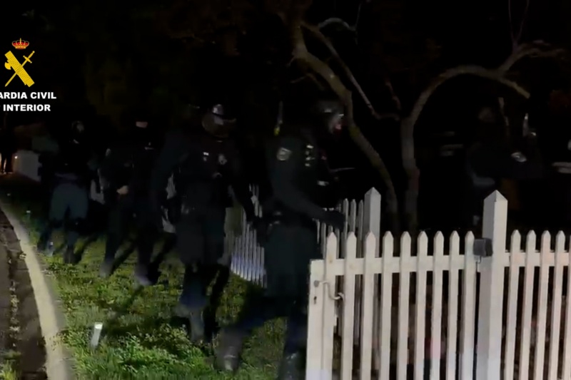 Agentes de Intervención de la Guardia Civil preparados para entrar en la vivienda de uno de los detenidos