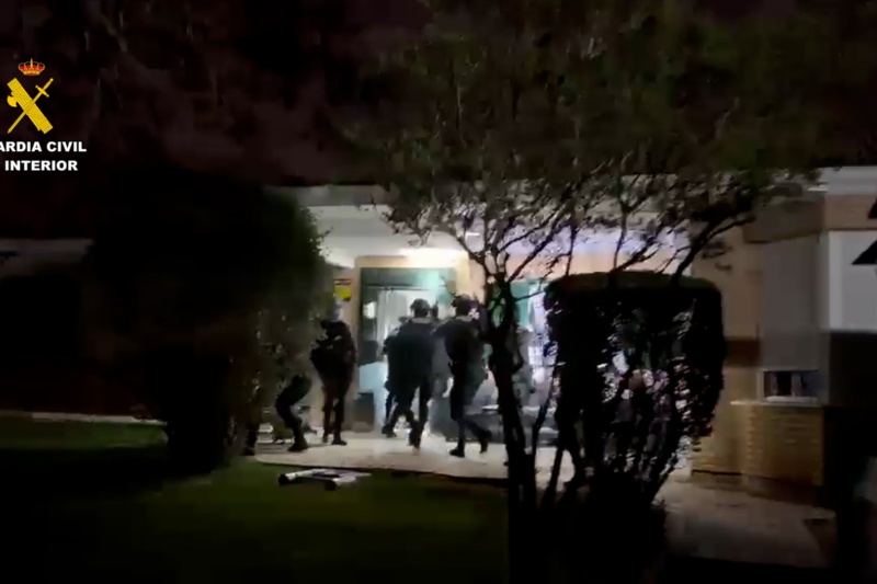 Agentes de Intervención de la Guardia Civil preparados para entrar en la vivienda de uno de los detenidos