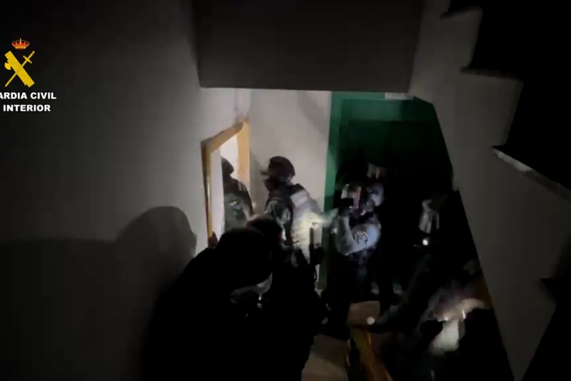Agentes de Intervención de la Guardia Civil preparados para entrar en la vivienda de uno de los detenidos