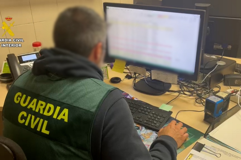 Guardia Civil revisando los datos de los equipos informáticos intervenidos