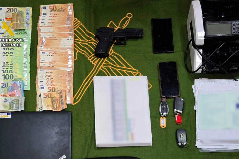 Dinero, tarjetas de crédito y otros efectos intervenidos por la Guardia Civil