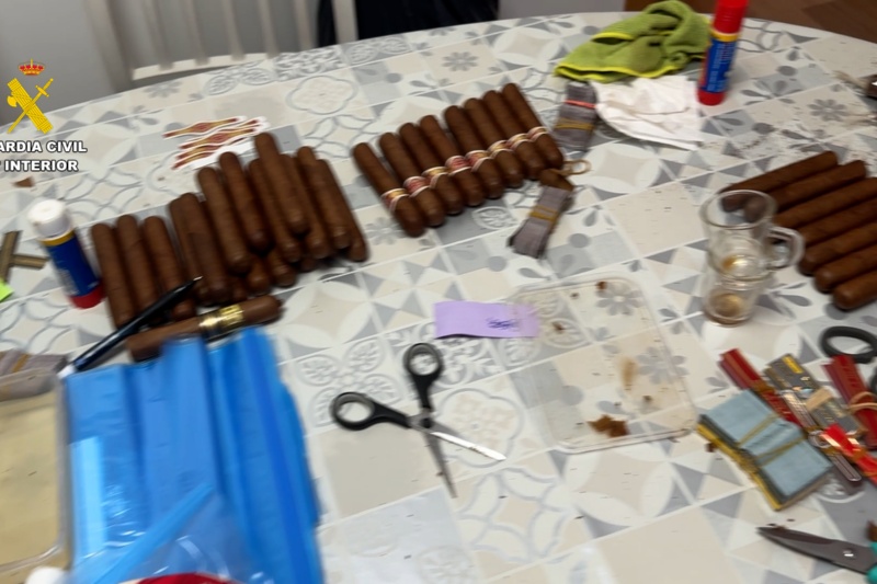 Mesa con puros y utensilios