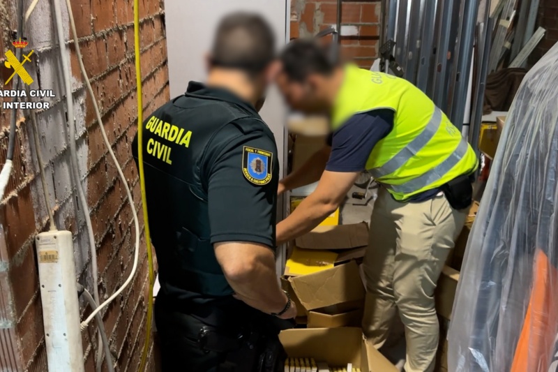 Agentes de la Guardia Civil efectuando registro