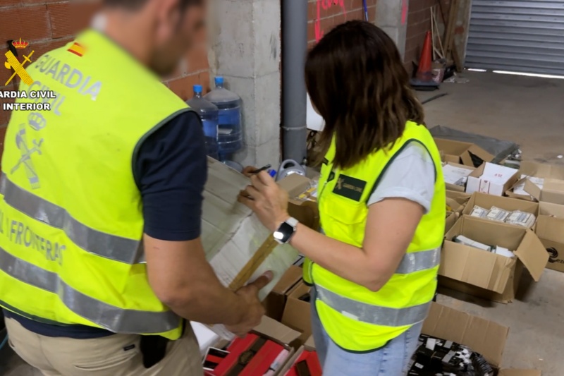 Agentes de la Guardia Civil efectuando registro