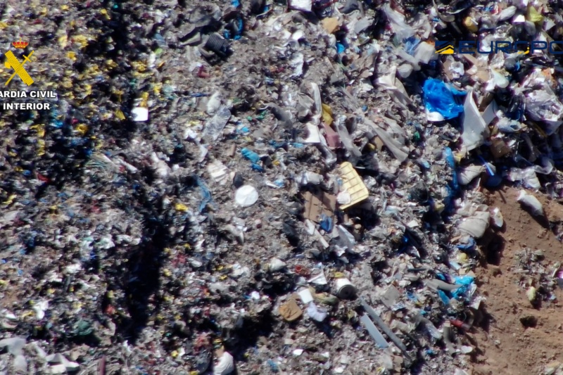 Residuos depositados de forma ilegal en una parcela Residuos depositados de forma ilegal en una parcela