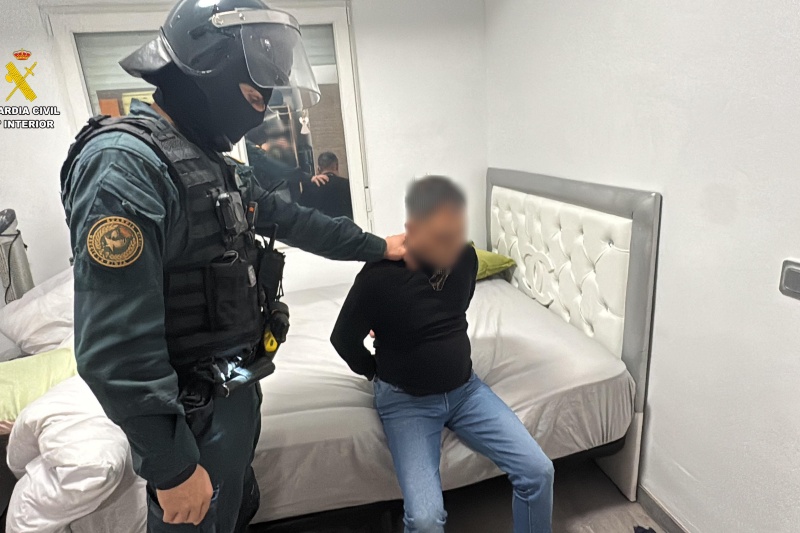 Guardia civil en el momento de la detención de una de las personas