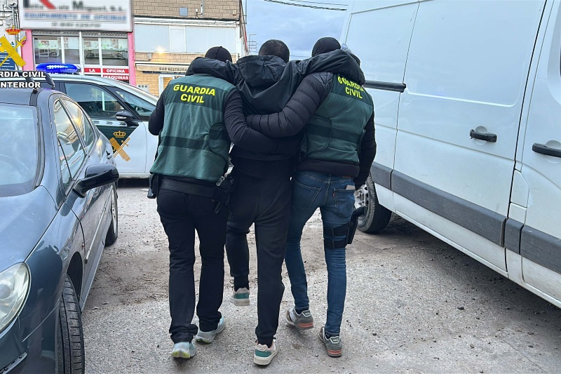 Guardias civiles prestan ayuda para caminar a un trabajador liberadoo