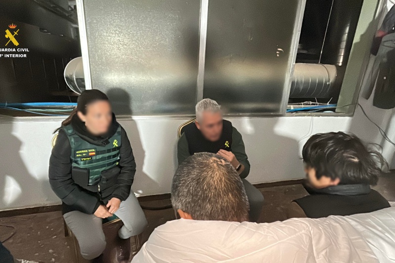 Guardias civiles en el momento de la operación