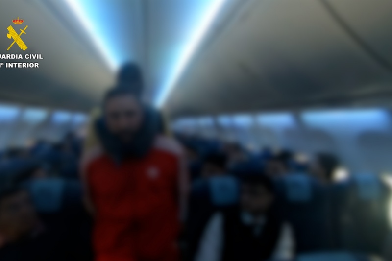 Guardia Civil realizando detención en avión