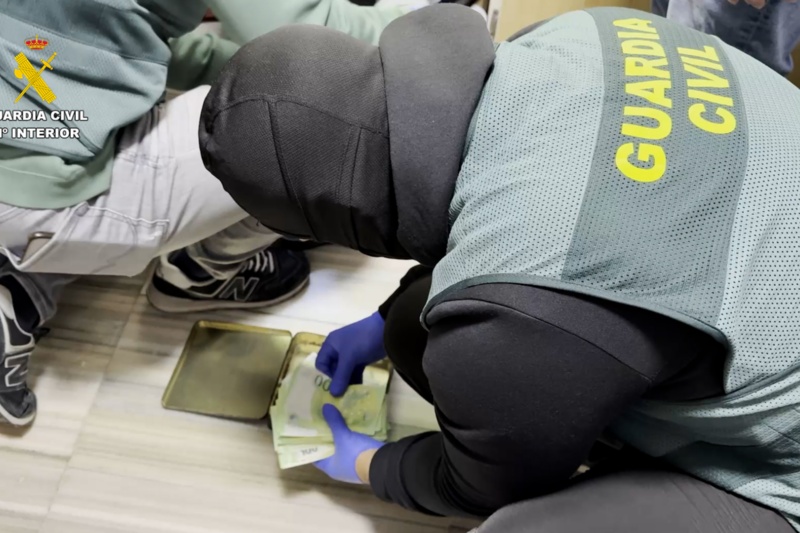 Guardia Civil realizando un registro y haciendo recuento de dinero intervenido