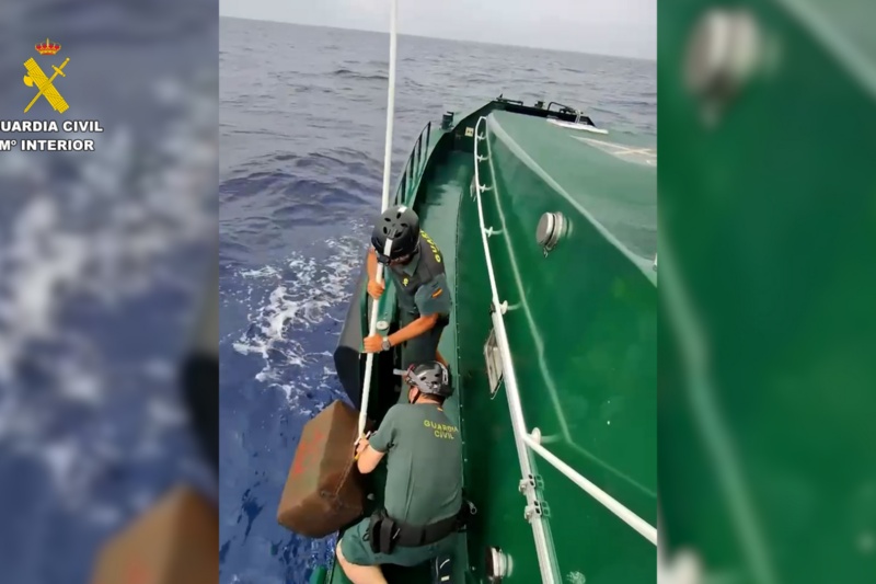 Abortado un alijo que pretendía introducir 21 fardos de hachís por la desembocadura del río Guadalquivir