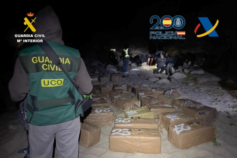 incautación de más de 1.500 kilos de cocaína en el momento en que estaban siendo descargados en una recóndita playa de la costa coruñesa, concretamente en la playa de Arnela, en Muxía incautación de más de 1.500 kilos de cocaína en el momento en que estaban siendo descargados en una recóndita playa de la costa coruñesa, concretamente en la playa de Arnela, en Muxía