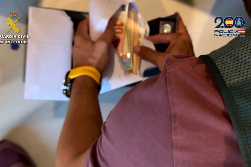 Momento del registro en el que encuentran sobres con dinero en efectivo Momento del registro en el que encuentran sobres con dinero en efectivo