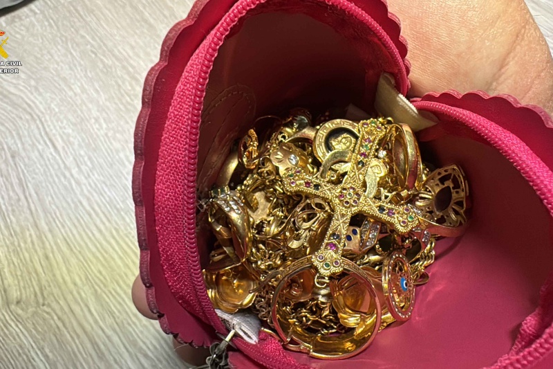 Bolso con joyas intervenidos en la operación Portus