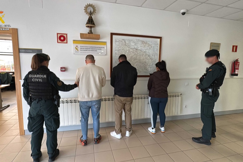 Dos Guardias Civiles custodian a tres detenidos
