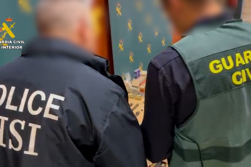 Agentes de la agencia federal estadounidense Homeland Security Investigations (HSI) y de la Guardia Civil durante la intervención de numerosas armas de fuego