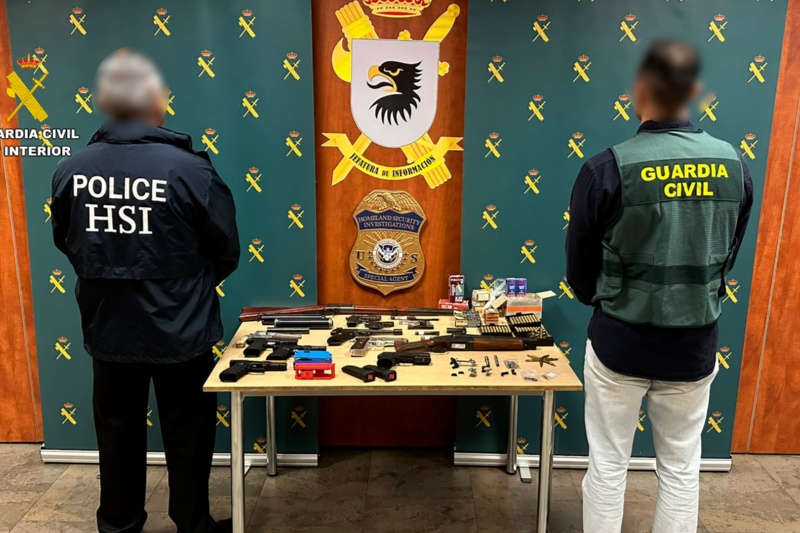 Agentes de la agencia federal estadounidense Homeland Security Investigations (HSI) y de la Guardia Civil durante la intervención de numerosas armas de fuego