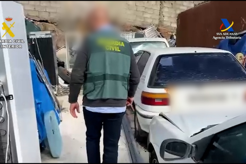 Guardia civil inspeccionando el depósito de residuos peligrosos