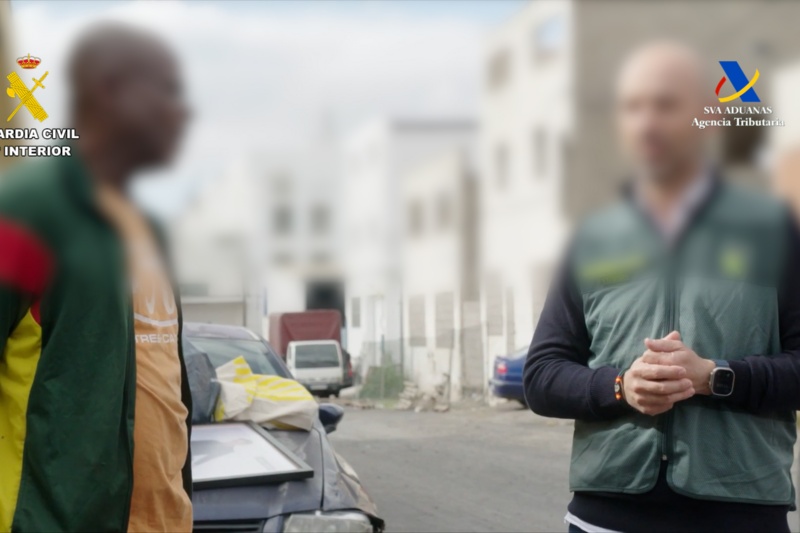 Guardia civil charlando con empleado del depósito de residuos peligrosos