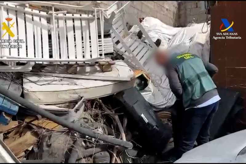 Guardia civil inspeccionando el depósito de residuos peligrosos