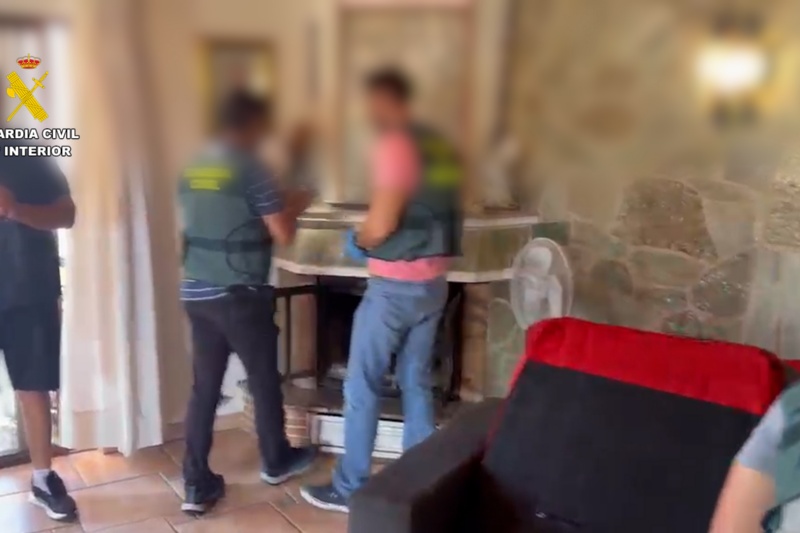 Guardias civiles realizan un registro domiciliario
