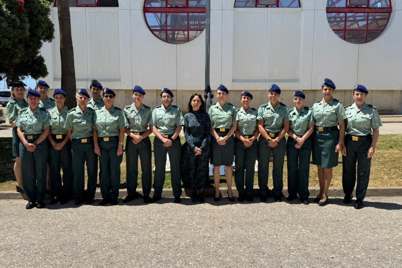 Directora general con mujeres guardia civiles Directora general con mujeres guardia civiles